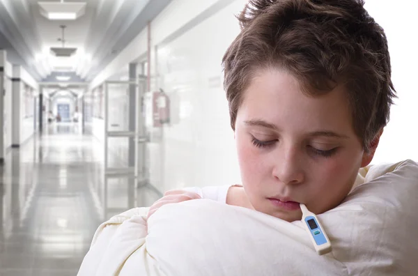 Krankes Kind im Krankenhaus. Fieber und Grippe — Stockfoto