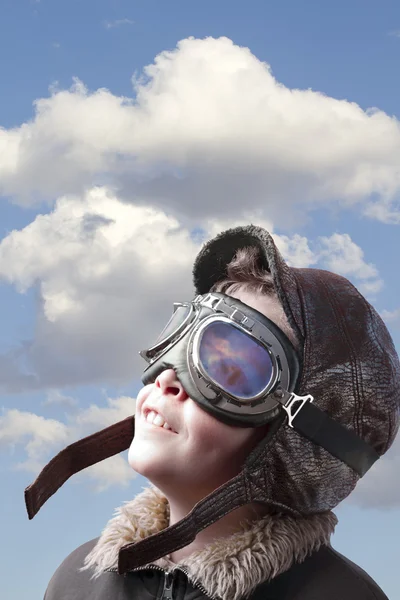 Niño vestido con traje de piloto, chaqueta, sombrero y gafas . — Foto de Stock
