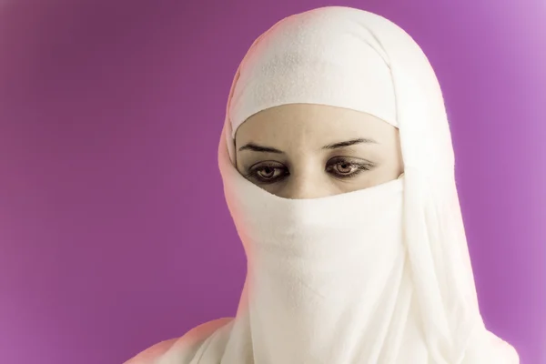 ピンクの背景 saharaui コスチュームに身を包んだ女性 — ストック写真