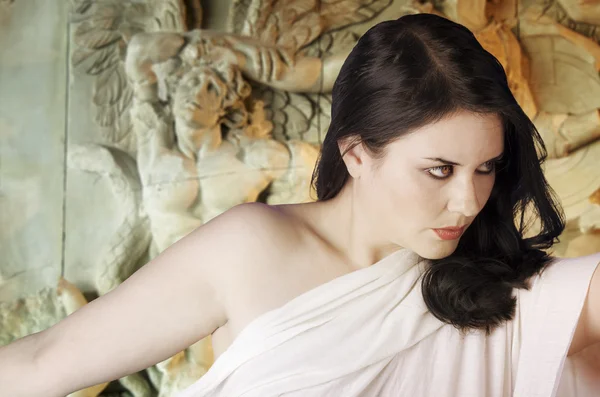 Mitologia greca di Musa. Donna con velo bianco, rilievi e scultura — Foto Stock