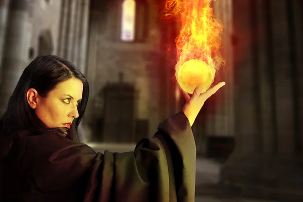 Krásná mladá dívka s ohněm koule, čaroděj — Stock fotografie