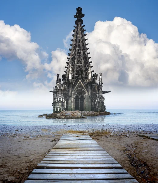 Αντίληψη για την υπερθέρμανση του πλανήτη. ένα καθεδρικό ναό το ήμισυ βυθιστεί σε μια θάλασσα του wa — Φωτογραφία Αρχείου