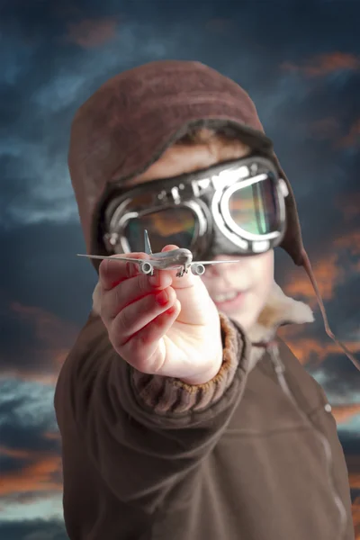 Pojke klädd i pilot outfit, jacka, mössa och glasögon. — Stockfoto