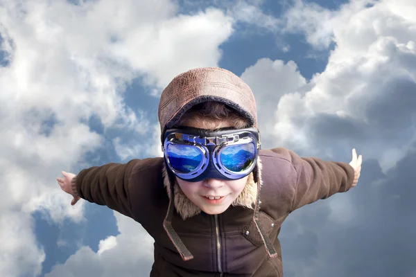 Chłopiec latający, marzeń jest pilotem — Zdjęcie stockowe