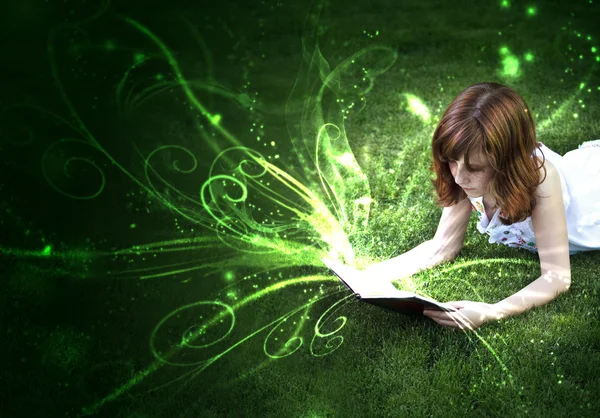 O prazer da leitura, um mundo de fantasia e imaginação . — Fotografia de Stock