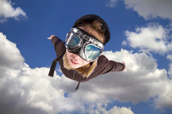 Junge fliegt und träumt davon, Pilot zu werden — Stockfoto