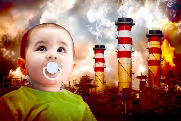 En global uppvärmning bild med ett barn som ser på himlen. — Stockfoto