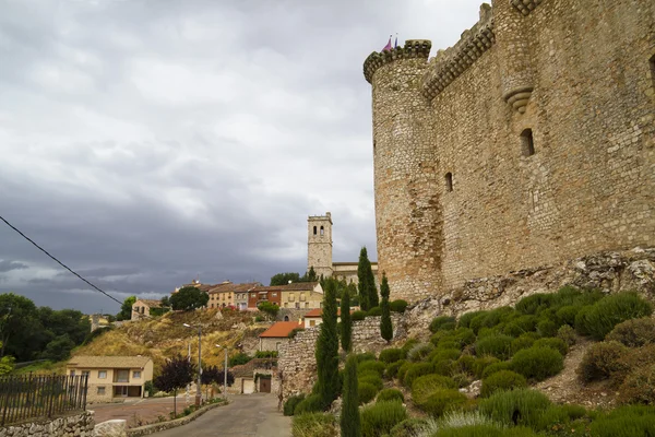 在西班牙，防御塔的 torija 城堡。中世纪建筑 — 图库照片