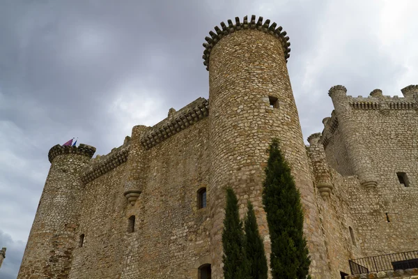 Torija hrad ve Španělsku, obranné věží. Středověká budova — Stock fotografie
