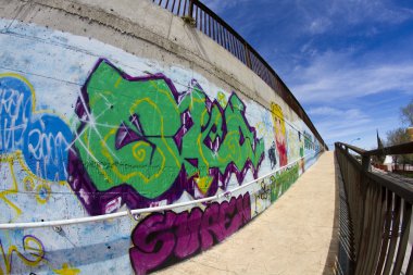 Sokak sanatı, duvardaki bir kentsel grafitti.