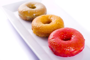 bir plaka üzerinde renkli donut