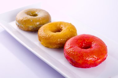 bir plaka üzerinde renkli donut