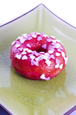 bir plaka üzerinde renkli donut