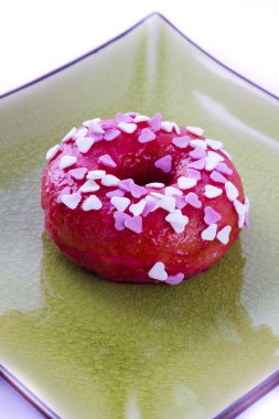 bir plaka üzerinde renkli donut