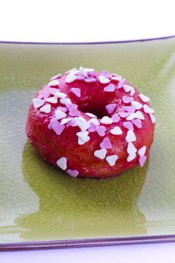bir plaka üzerinde renkli donut