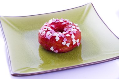 bir plaka üzerinde renkli donut