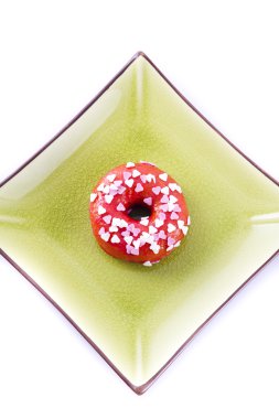 bir plaka üzerinde renkli donut