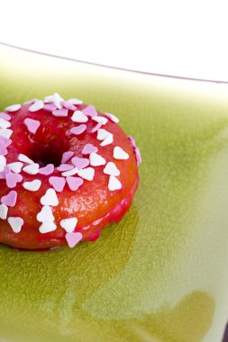 bir plaka üzerinde renkli donut