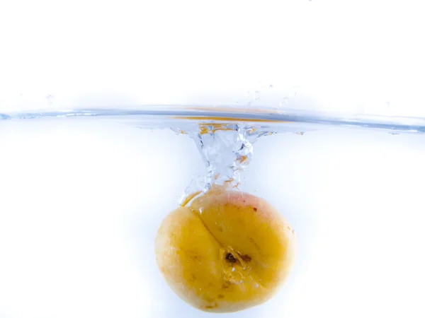 Frutas caindo na água — Fotografia de Stock