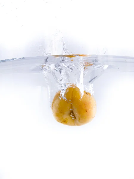 Vruchten vallen in het water — Stockfoto