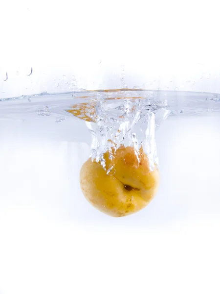 Vruchten vallen in het water — Stockfoto
