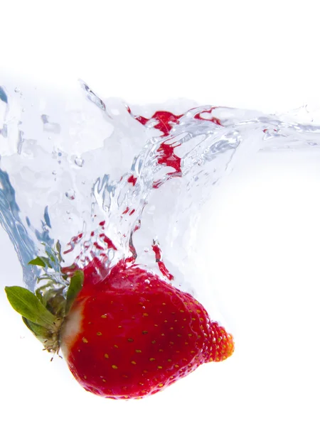 Frukt faller i vattnet — Stockfoto