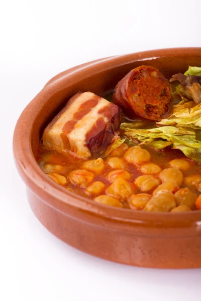 Guisado de Madrid em panela de barro, comida espanhola — Fotografia de Stock
