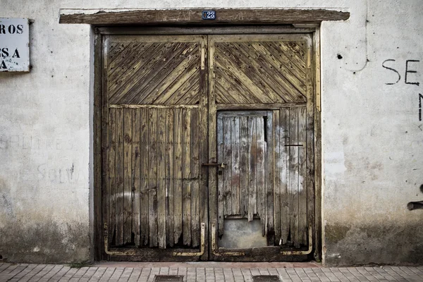 Старая дверь на старой улице магазинов — стоковое фото