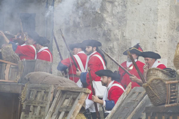 Defence and attack the castle during the re-enactment of the War — Stock Photo, Image