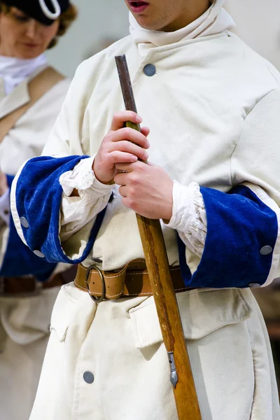 Soldado con mosquetón y chaqueta durante la recreación de la — Foto de Stock