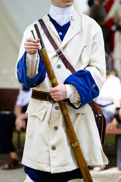 Soldado con mosquetón y chaqueta durante la recreación de la —  Fotos de Stock