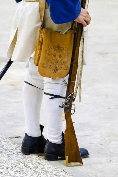 Soldado com mosquetão e casaco durante a recriação do — Fotografia de Stock