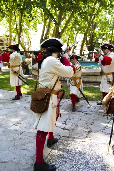 Soldados disparando durante a reconstituição da Guerra de Sucessão — Fotografia de Stock