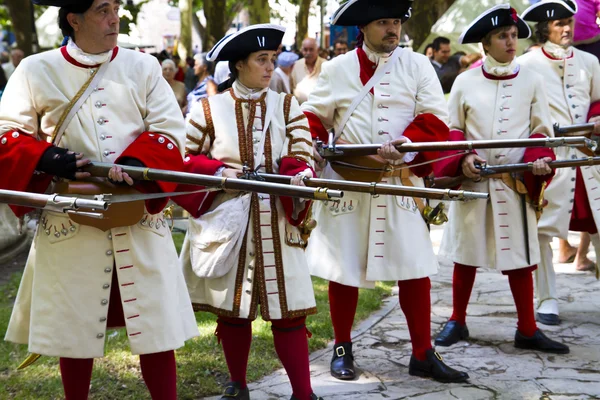 Soldaten schießen während der Nachstellung des Erbfolgekrieges — Stockfoto