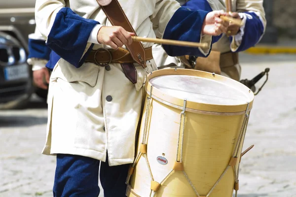 Soldado de batalla de tambor durante la recreación de la Guerra de Sucesión — Foto de Stock
