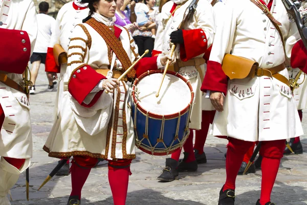 Soldado da batalha de tambores durante a reconstituição da Guerra de Sucessão — Fotografia de Stock