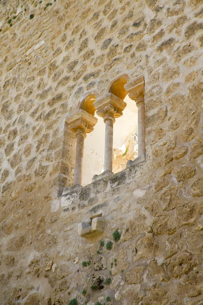 Piedra bermeja hrad, s. XII se staly opevněný palác spor — Stock fotografie