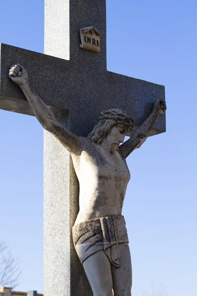 Uma cruz de pedra em um cemitério — Fotografia de Stock