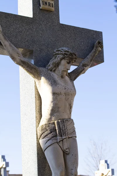 Una cruz de piedra en un cementerio —  Fotos de Stock