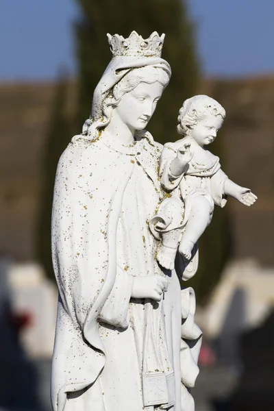 Engel standbeeld in een kerkhof — Stockfoto