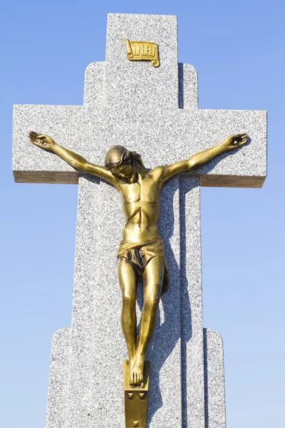 Een stenig kruis op een begraafplaats — Stockfoto