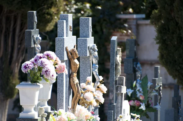 Каменные кресты на кладбище — стоковое фото