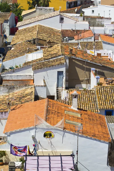 白い壁と赤い屋根、デニア、スペインの典型的なスペインの村 — ストック写真