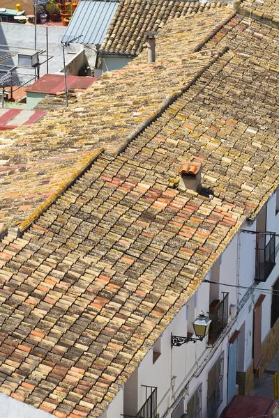Tipikus spanyol falu, fehér falakkal és piros tetejű, Denia, Spanyolország — Stock Fotó