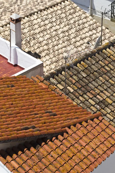 Типовий іспанський селі з білими стінами і червоні дахи, Іспанія Denia — стокове фото