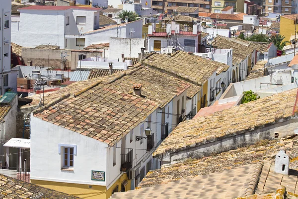 Village espagnol typique avec murs blancs et toits rouges, Denia Espagne — Photo
