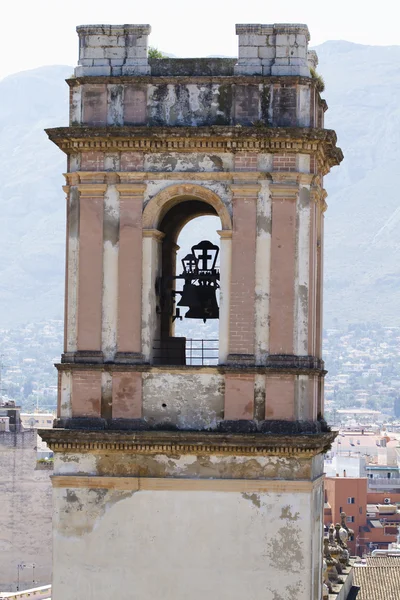 Belltower e sinos do templo em Denia, Espanha — Fotografia de Stock