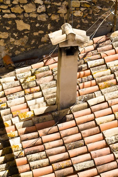 Τυπικό ισπανικό χωριό, με λευκούς τοίχους και κόκκινες στέγες, Ισπανία denia — Φωτογραφία Αρχείου