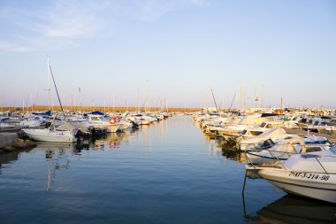 denia, İspanya yakınındaki limanında demirleyen tekneleri