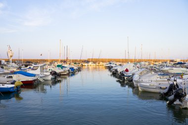 denia, İspanya yakınındaki limanında demirleyen tekneleri